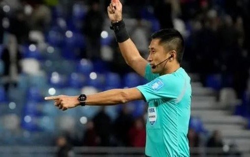 Debutó el "nuevo" VAR: un árbitro chino tuvo que explicar su decisión a los hinchas