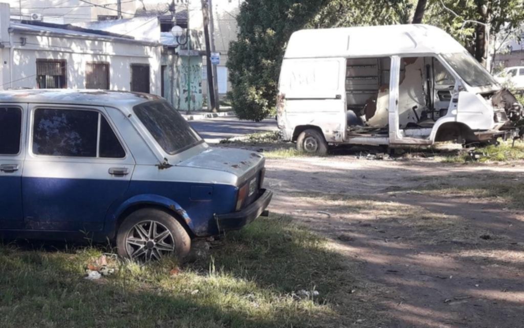 Un cementerio de autos en la calle 121 entre 63 y 64