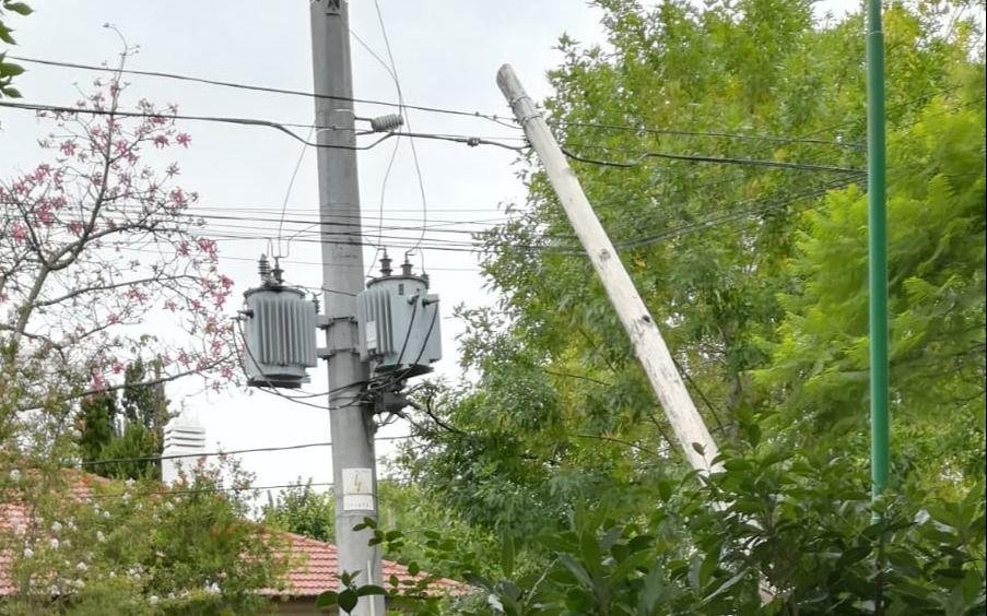 El poste que se sostiene por los cables en Gonnet