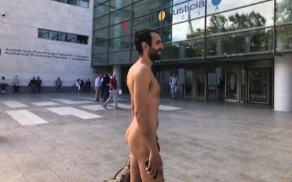 La historia del español que anda desnudo por su pueblo y desafía a las autoridades por un "vacío legal"