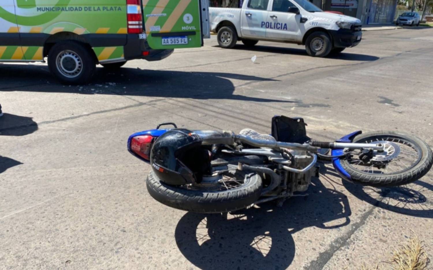 Motociclista chocó con una camioneta y sufrió graves heridas
