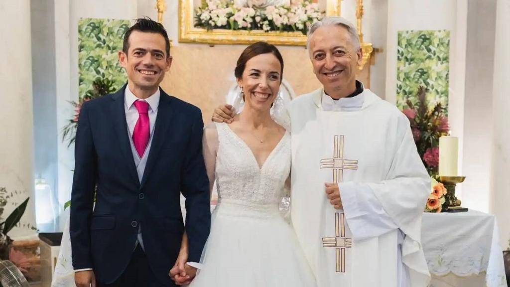 El “cura de Tinder” no falla: récord de 270 matrimonios y ningún divorcio