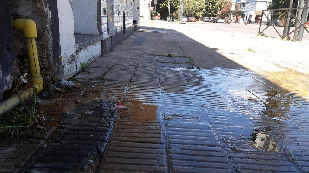 El agua que falta en las canillas se va por la calle