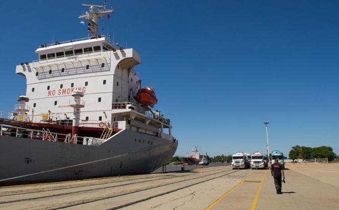 Un contramaestre grave por una caída en el puerto