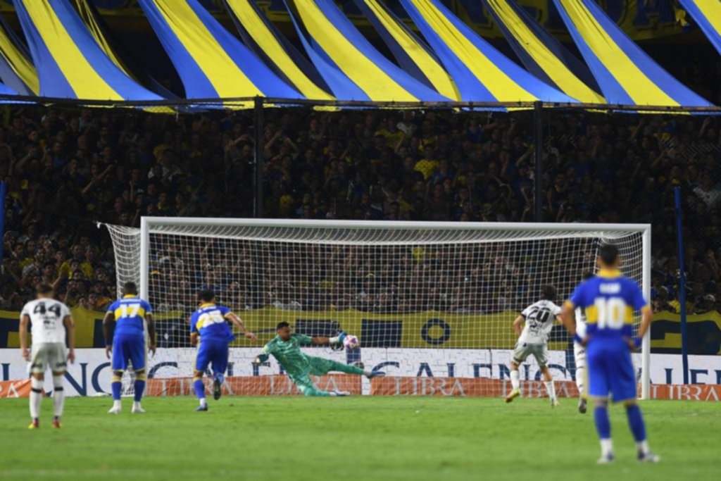 “Chiquito” Romero se vistió de héroe y salvó a Boca del papelón