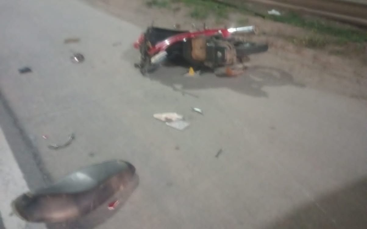 Un camión chocó a una moto en Ruta 2 y su conductor se quiso dar a la fuga: terminó detenido