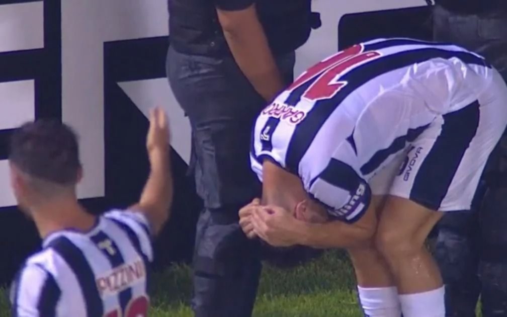 Violencia sin fin: agredieron en Tucumán a un jugador de Talleres cuando fue a patear un córner