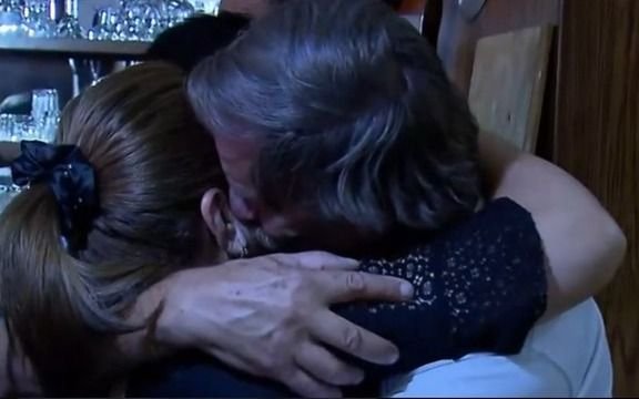 El emotivo abrazo del abuelo de Lucio Dupuy con los papás de Fernando Báez Sosa
