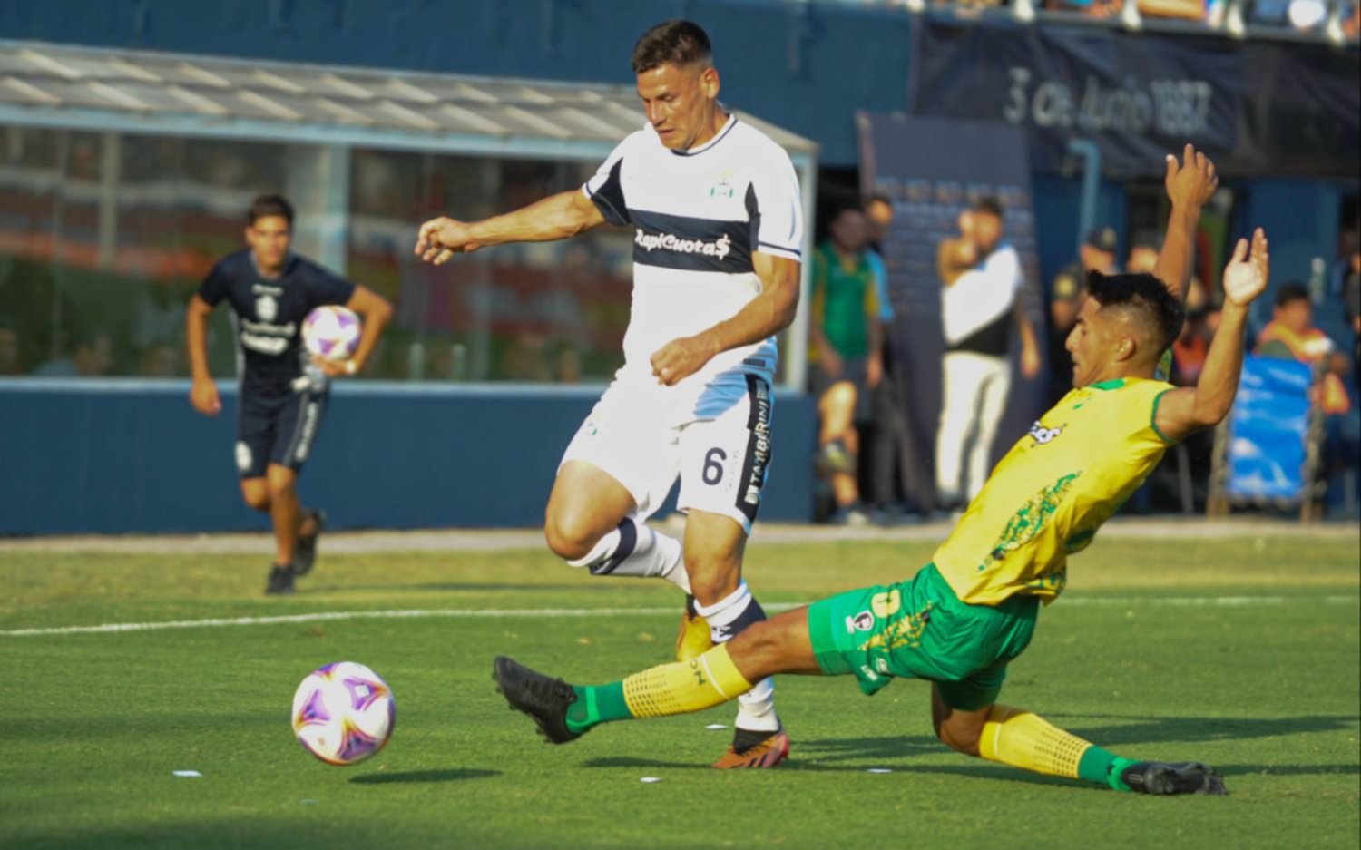 Gimnasia hizo un gran esfuerzo, pero no tuvo precisión en ataque y terminó perdiendo ante Defensa y Justicia 2 a 0