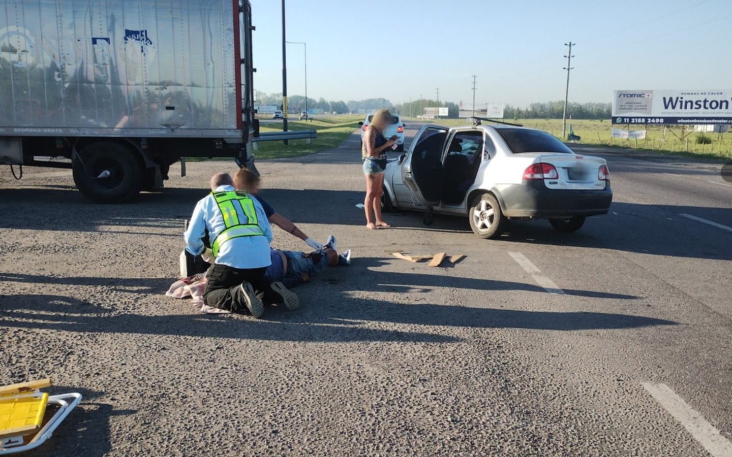Un camión cruzó la ruta y fue embestido por un auto familiar en la ruta 2