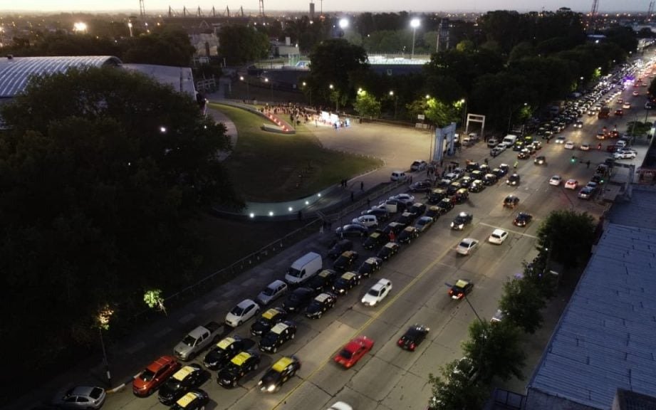 Taxistas se manifestaban esta noche contra las plataformas digitales Uber y Cabify en Mar del Plata