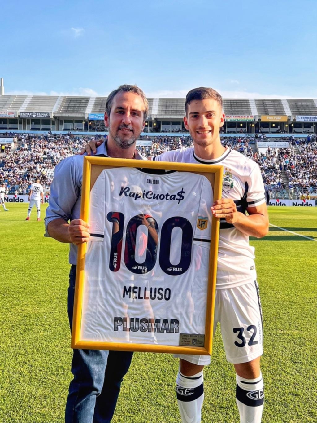 Matías Melluso se sumó al club de los 100 y le entregaron una camiseta