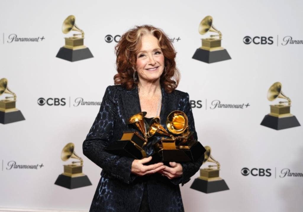 ¿Quién es Bonnie Raitt, ganadora del Grammy a la canción del año?