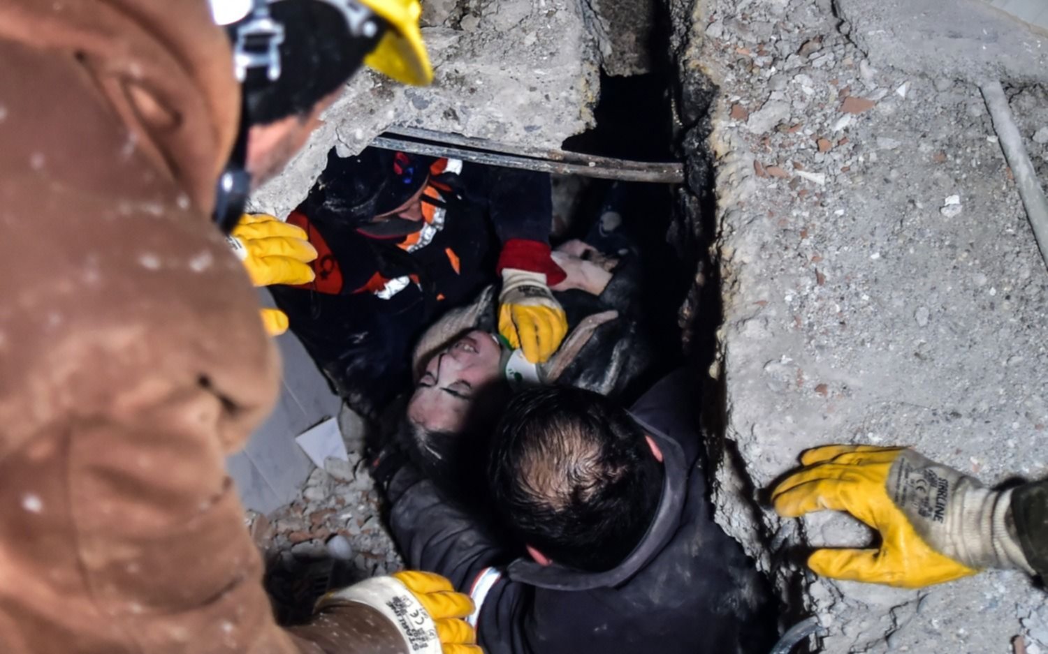 Turquía y Siria: entre los escombros buscan sobrevivientes del terremoto que provocó más de 5 mil muertos