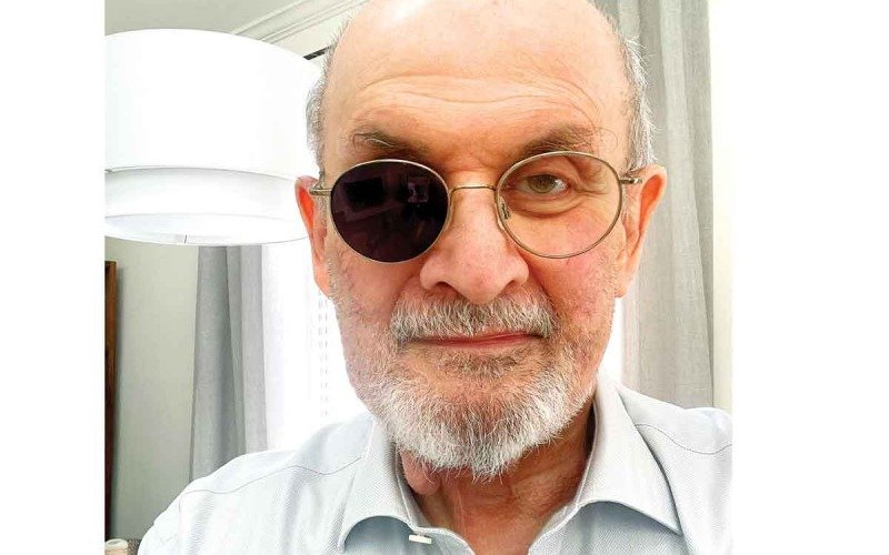 A seis meses del ataque sufrido en Nueva York: Salman Rushdie publicó su foto y anunció que no hará  gira promocional de su novela