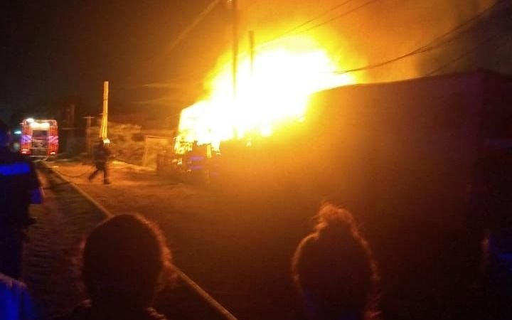 Madrugada de terror en Berisso: voraz incendio deja a cuatro familias en la calle