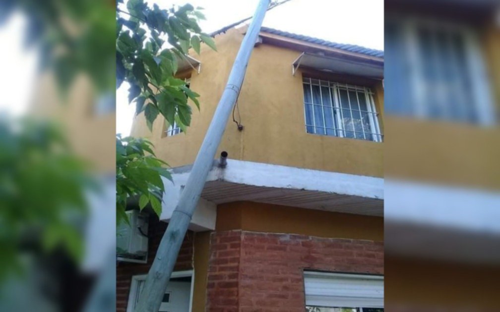 Un poste de luz lleva 3 meses inclinado sobre una vivienda