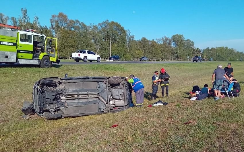 Espectacular vuelco de una camioneta con cuatro personas a bordo en la Autovía 2, en La Plata