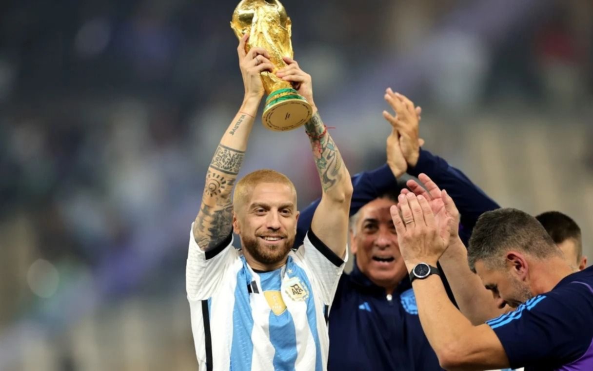 Un campeón al quirófano: operarán al "Papu" Gómez de una lesión y estará un mes afuera de las canchas