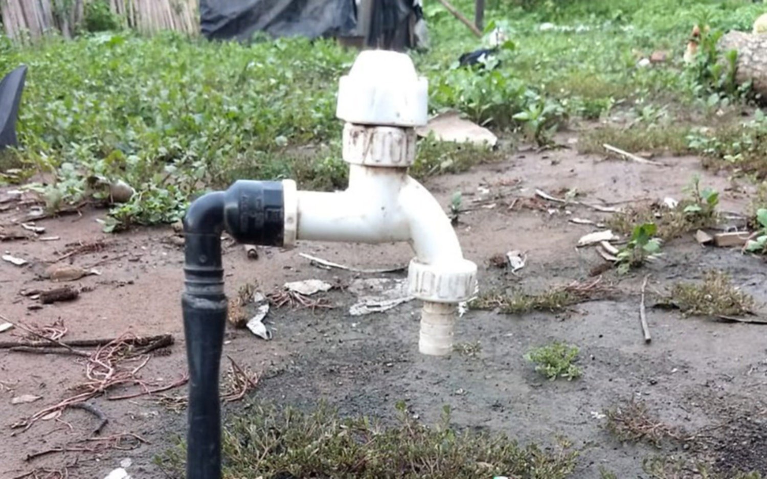 Vecino denuncia que desde hace 20 días está sin agua en Los Hornos 