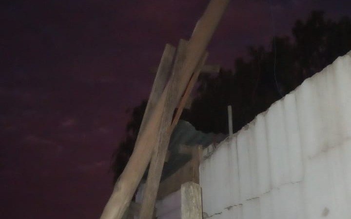 Hay dos postes eléctricos caídos en el Barrio Joelito de Villa Elvira