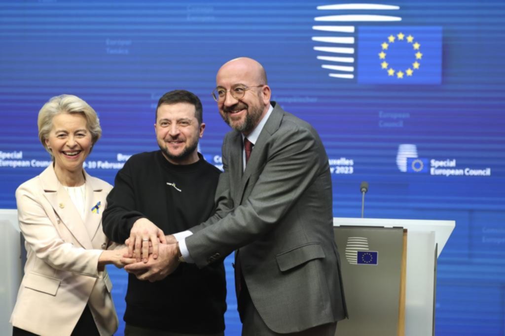 Recibido como un héroe en la Unión Europea, Zelenski pide más armas