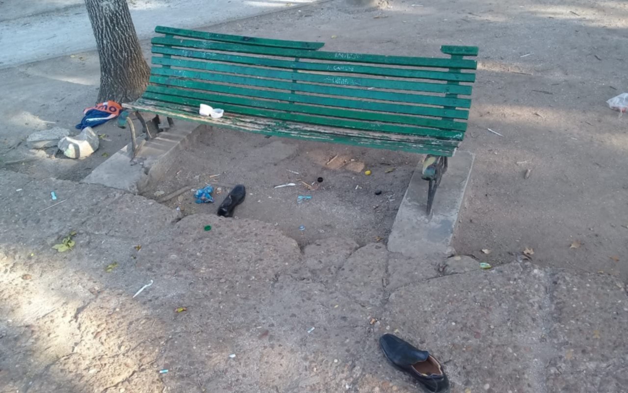 Indignación vecinal por un banco en pésimo estado en Plaza Azcuénaga
