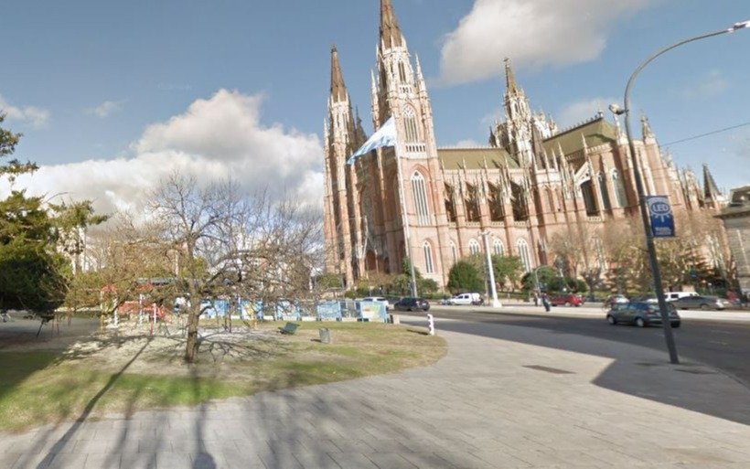Susto en Plaza Moreno: nene de 3 años se separó de su madre y la policía lo encontró en una panchería