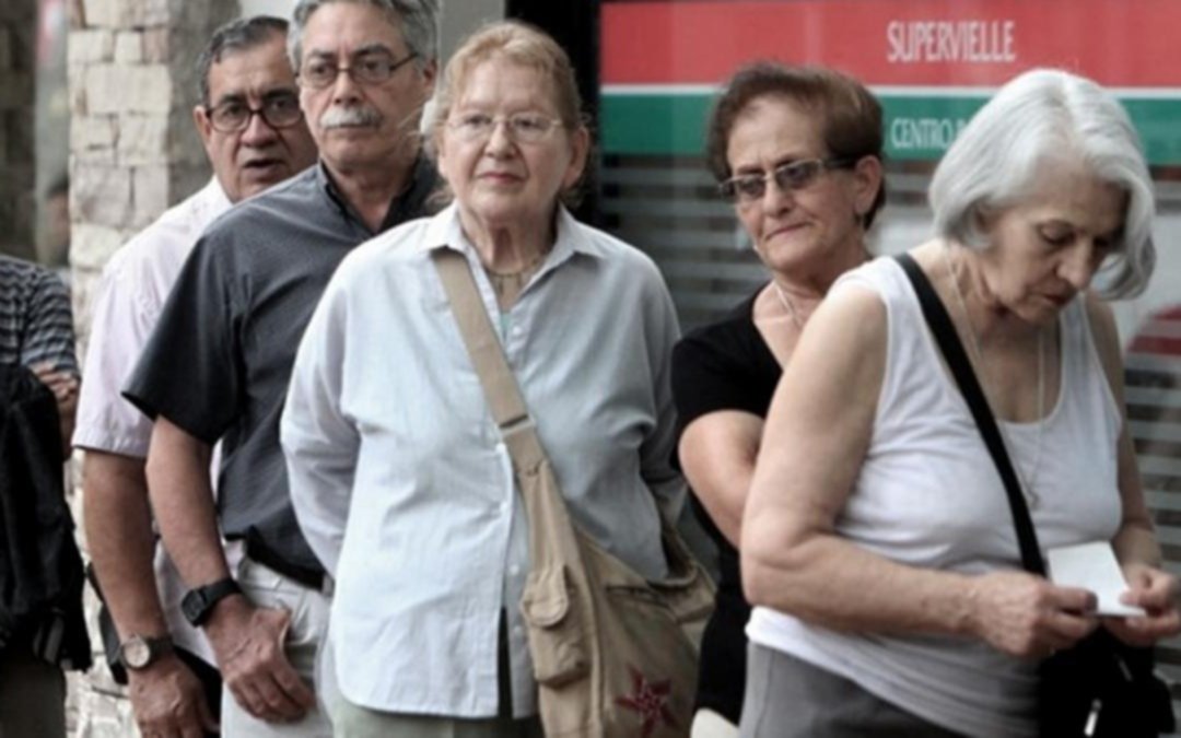 Aumento de jubilaciones del 17% en marzo y bonos a los haberes más bajos