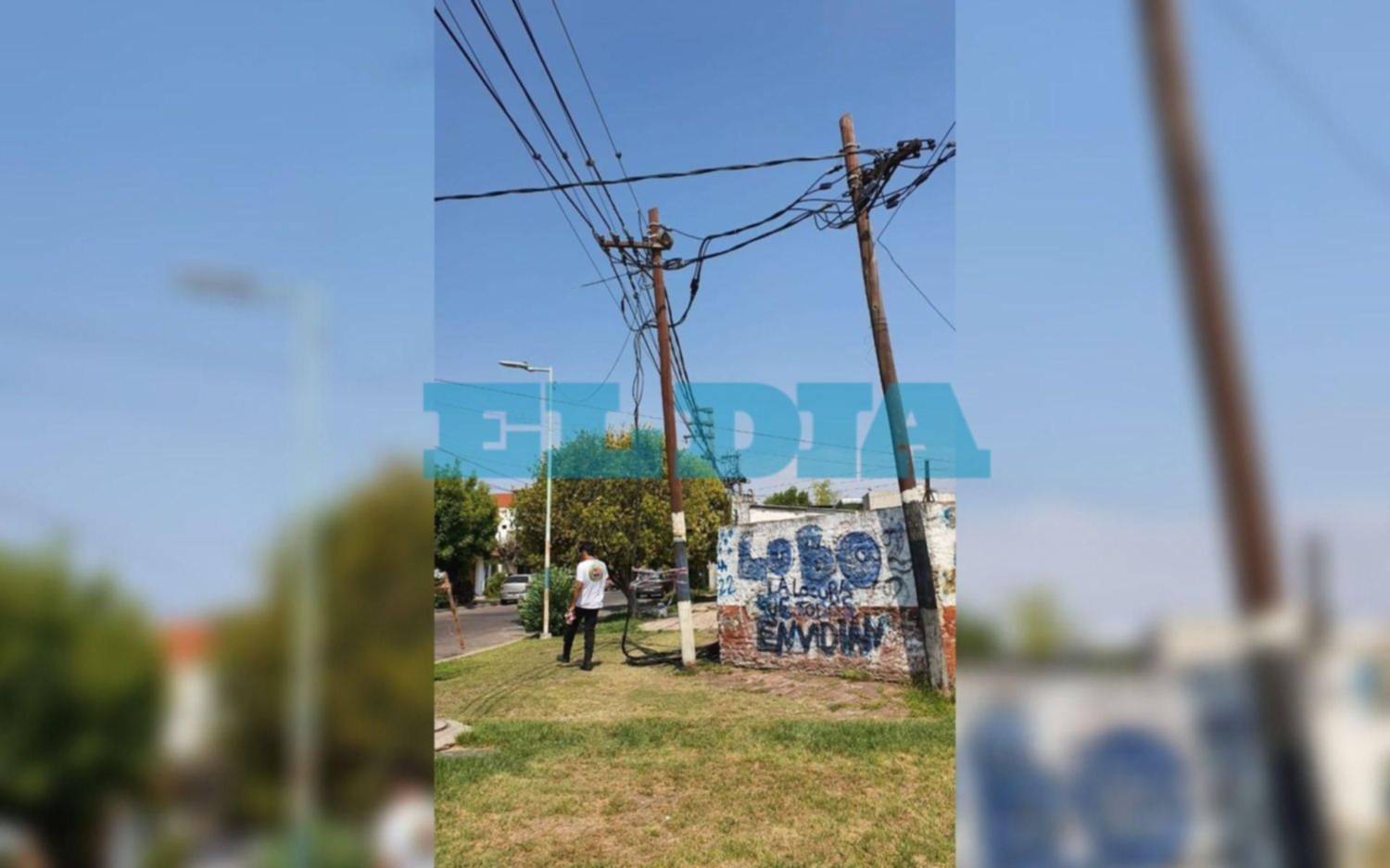 Un camión de recolección de residuos dejó sin luz a un sector de Los Hornos