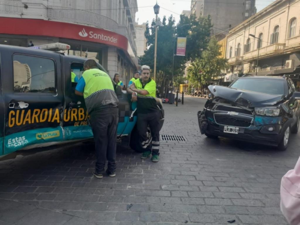 Un móvil de Guardia Urbana chocó en 8 y 50