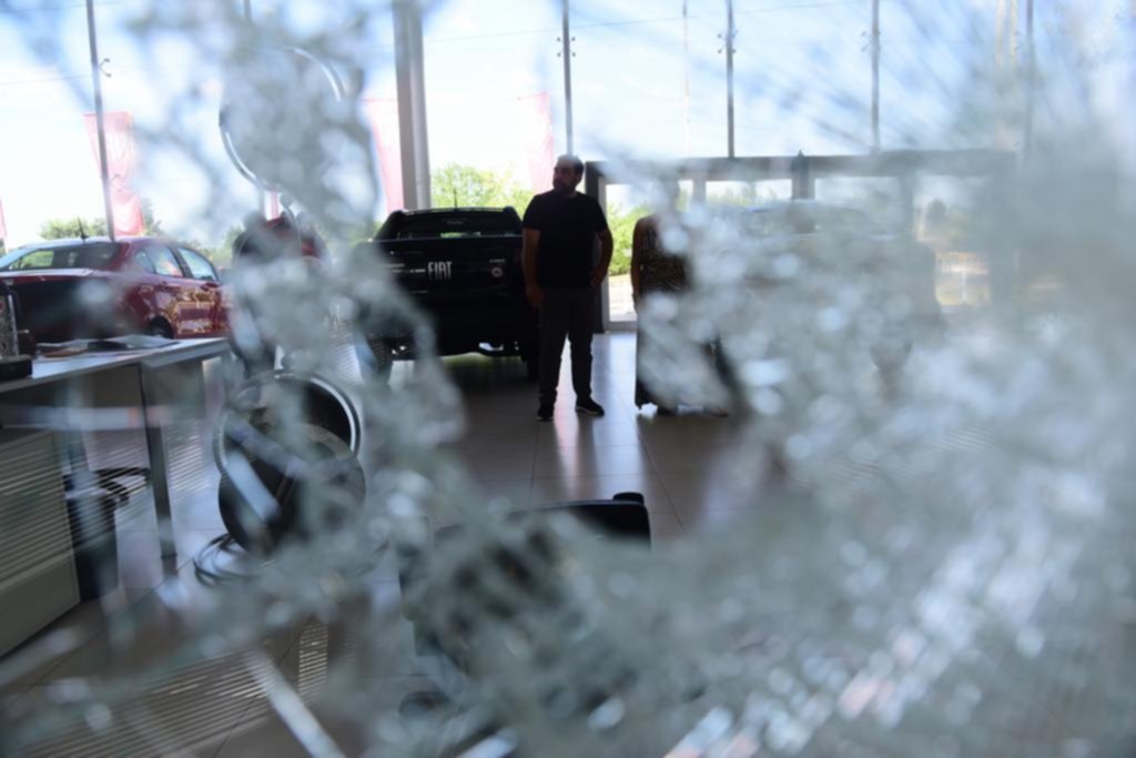 No cesan los destrozos en la concesionaria de Tolosa