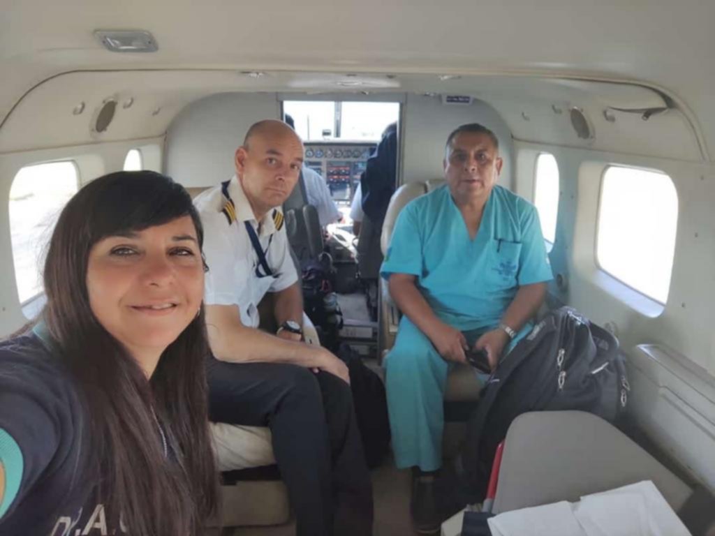 Un vuelo sanitario trajo a la mujer herida en un alud