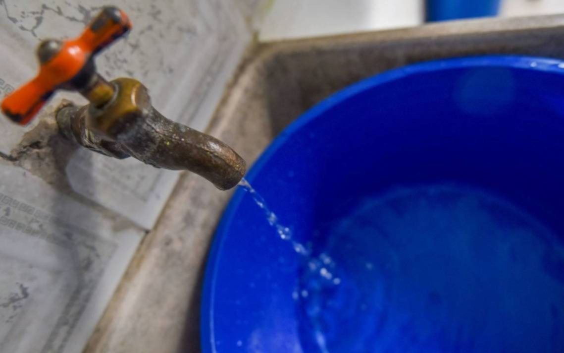 Siguen los reclamos por falta de agua en La Plata: vecinos afirman vivir "un infierno"