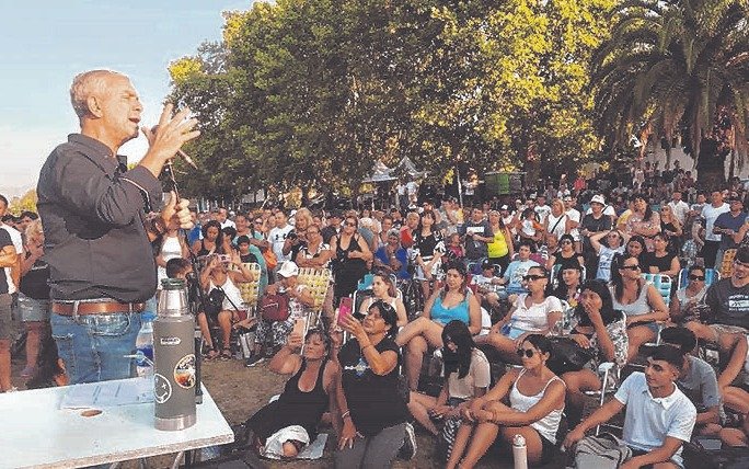 Julio Alak, de recorrida por Arturo Seguí, pidió apoyo para Kicillof