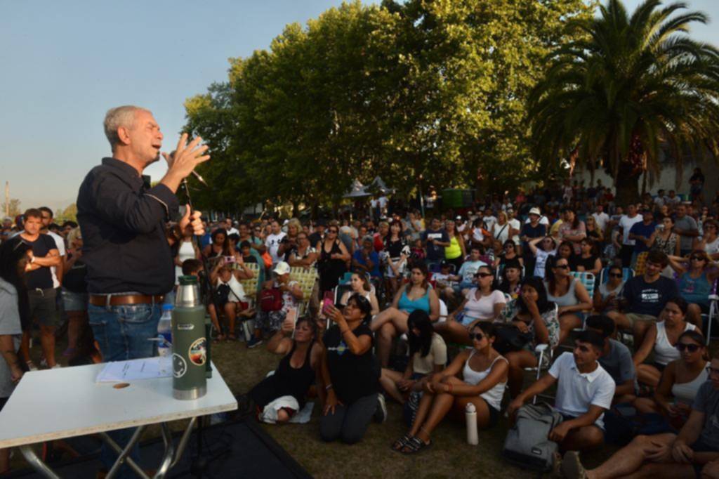 Alak, de recorrida, pidió apoyo para Kicillof