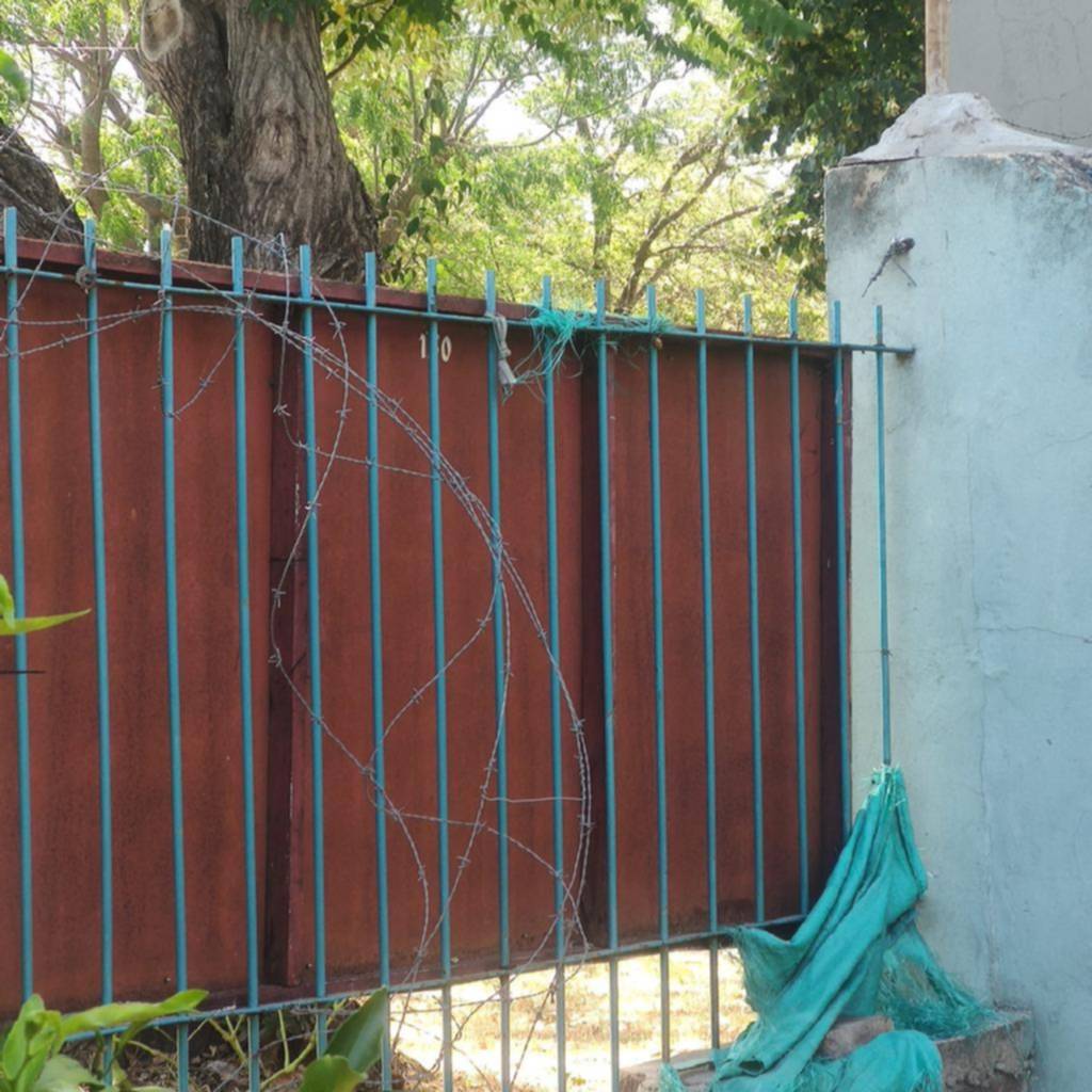 Colocó rejas y alambre de púas, pero igual le robaron