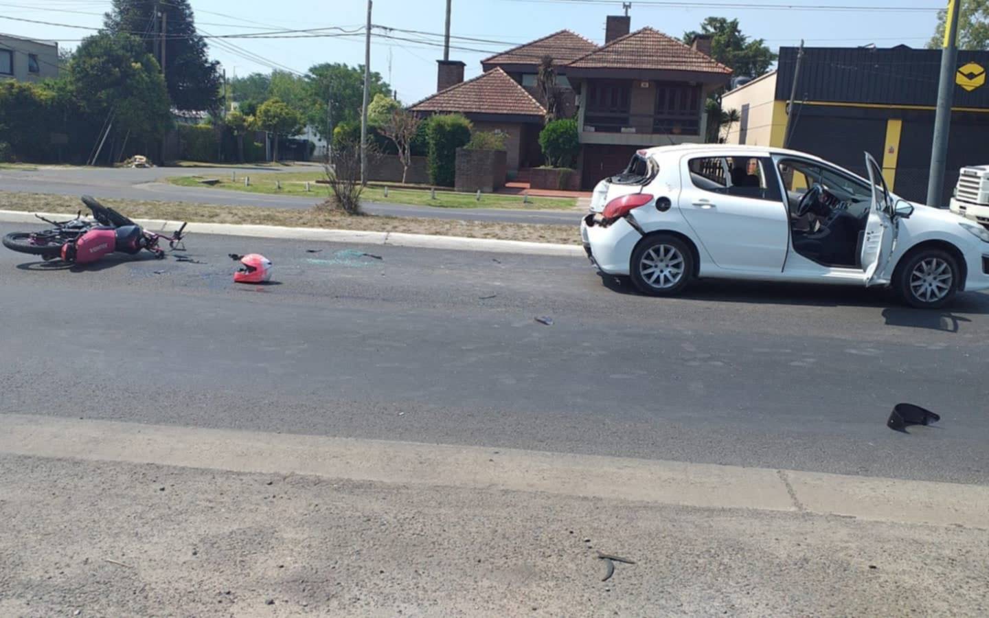 Choque en Camino Centenario entre una moto y un auto