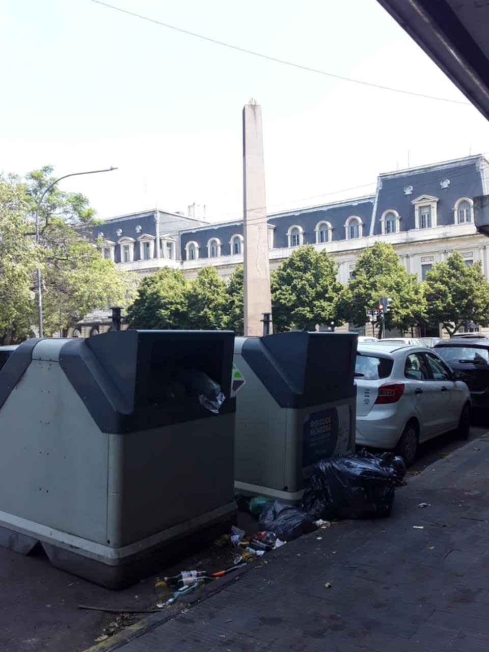 Residuos frente a Plaza San Martín y en la diagonal 80