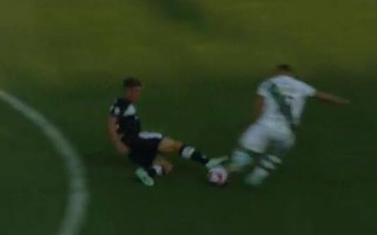 A Miramón se le fue la pierna sobre Alemán y vio la tarjeta roja