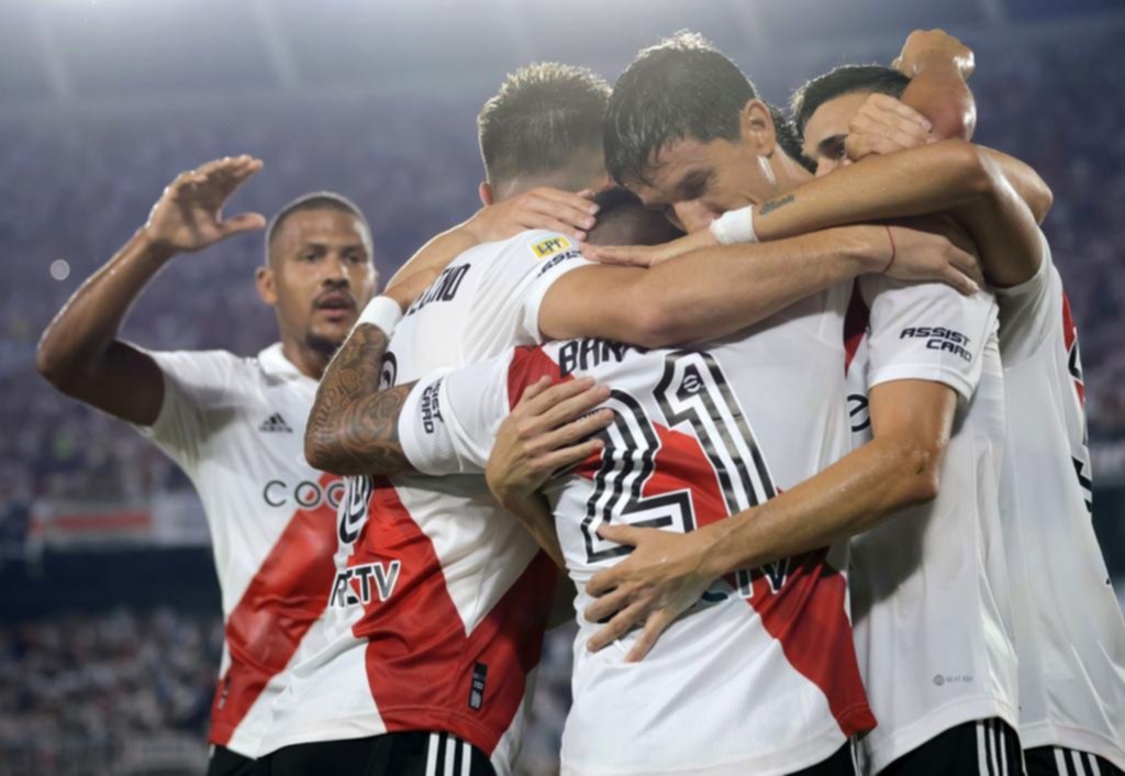 Los penales y el VAR salvaron a River en su debut como local frente a Argentinos