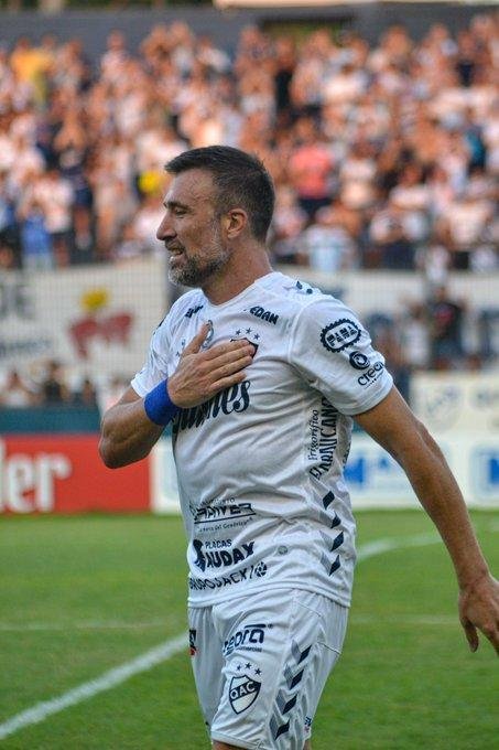 Pavone se despidió del fútbol con el triunfo de Quilmes