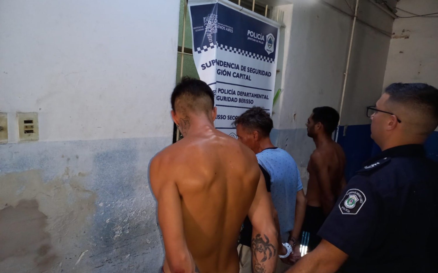 Gresca vecinal en Berisso: le dispararon a un hombre y lo hirieron a cuchillazos