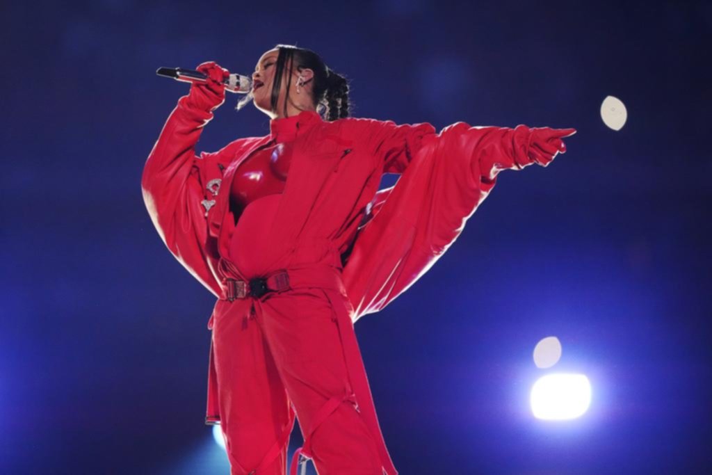 La bomba de Rihanna: regresó a los escenarios tras 7 años y anunció su embarazo