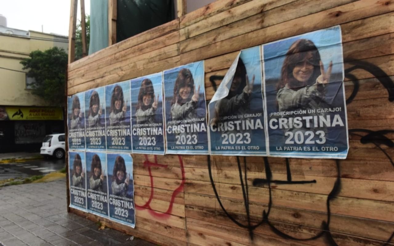 Buscan instalar la candidatura de Cristina: la versión K de "Muchachos" y afiches en La Plata