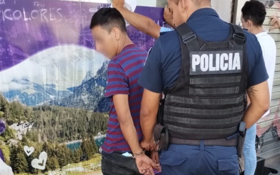 Cayó en el día de San Valentín un delincuente que se hacía pasar por policía y vendía flores