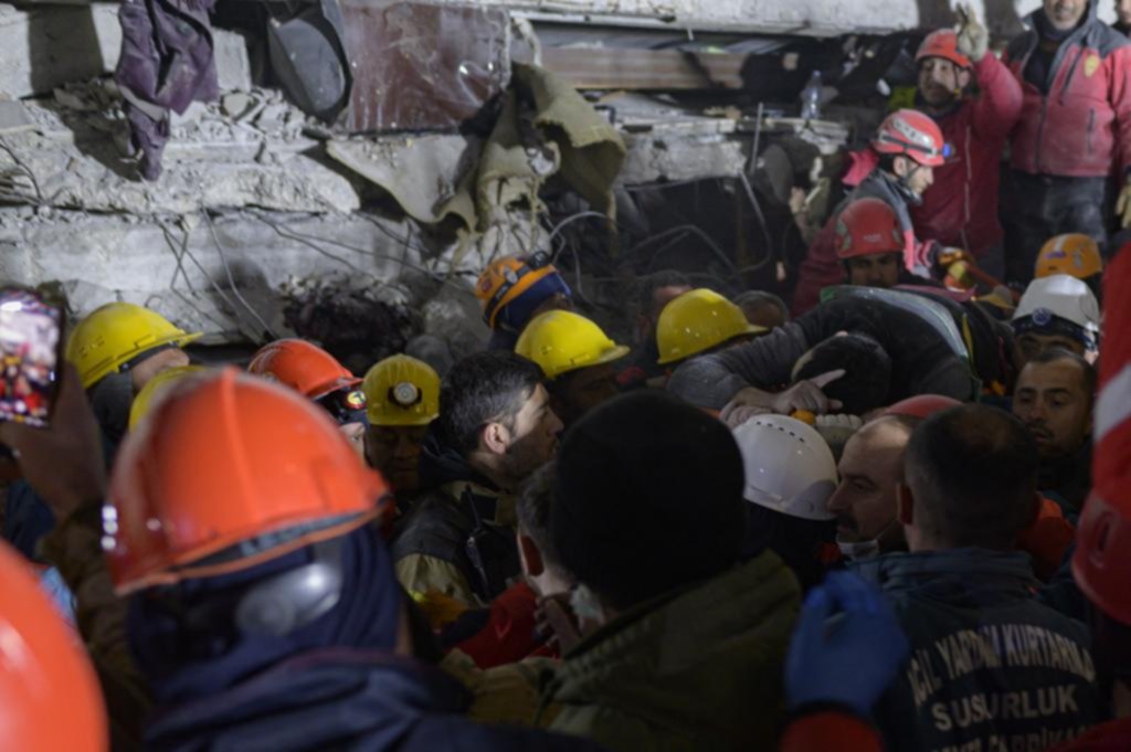 Más rescates en Turquía tras 200 horas bajo los escombros