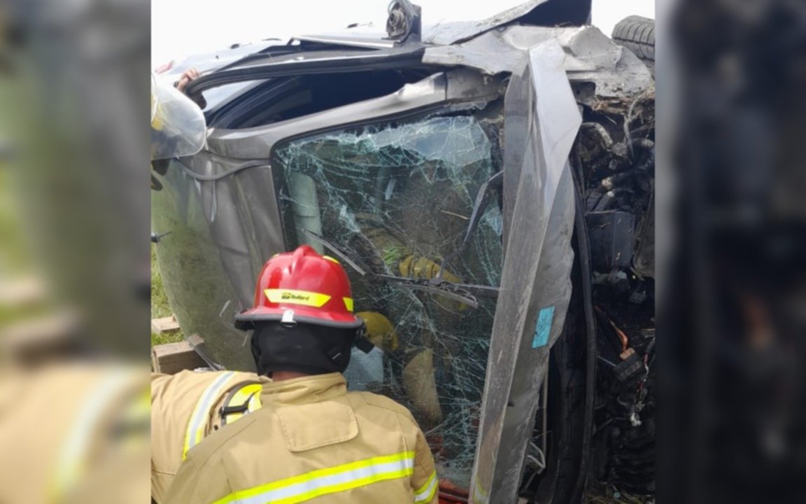 Vuelco y muerte en Ruta 2: una víctima fatal y tres heridos