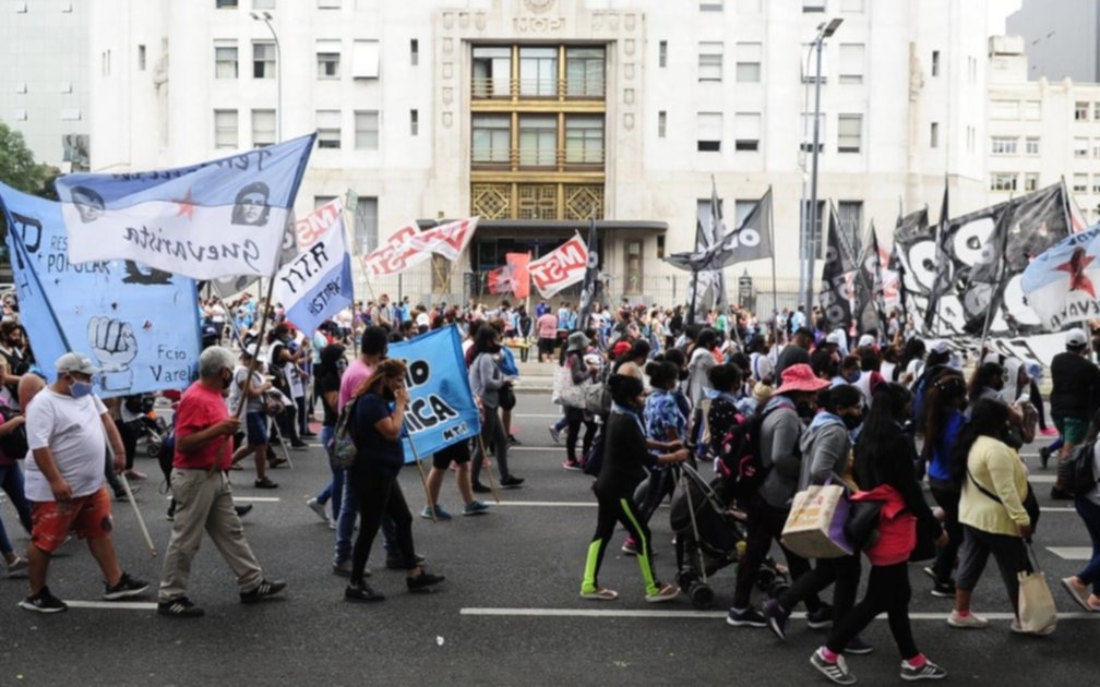Corte, acampe y tensión en la 9 de Julio: se dieron de baja 100 mil planes de Potenciar Trabajo