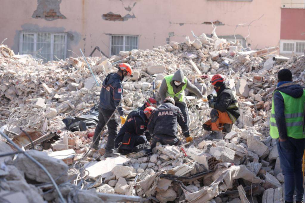 Argentinos rescatan a tres sobrevivientes en Turquía